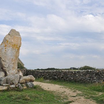 Menhir des Droits de lHomme à Plozévet