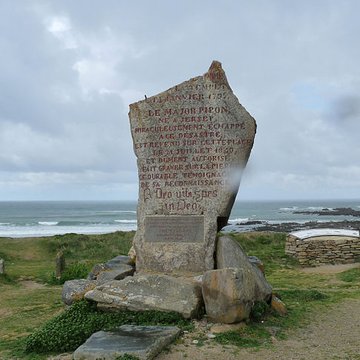 Menhir des Droits de lHomme à Plozévet