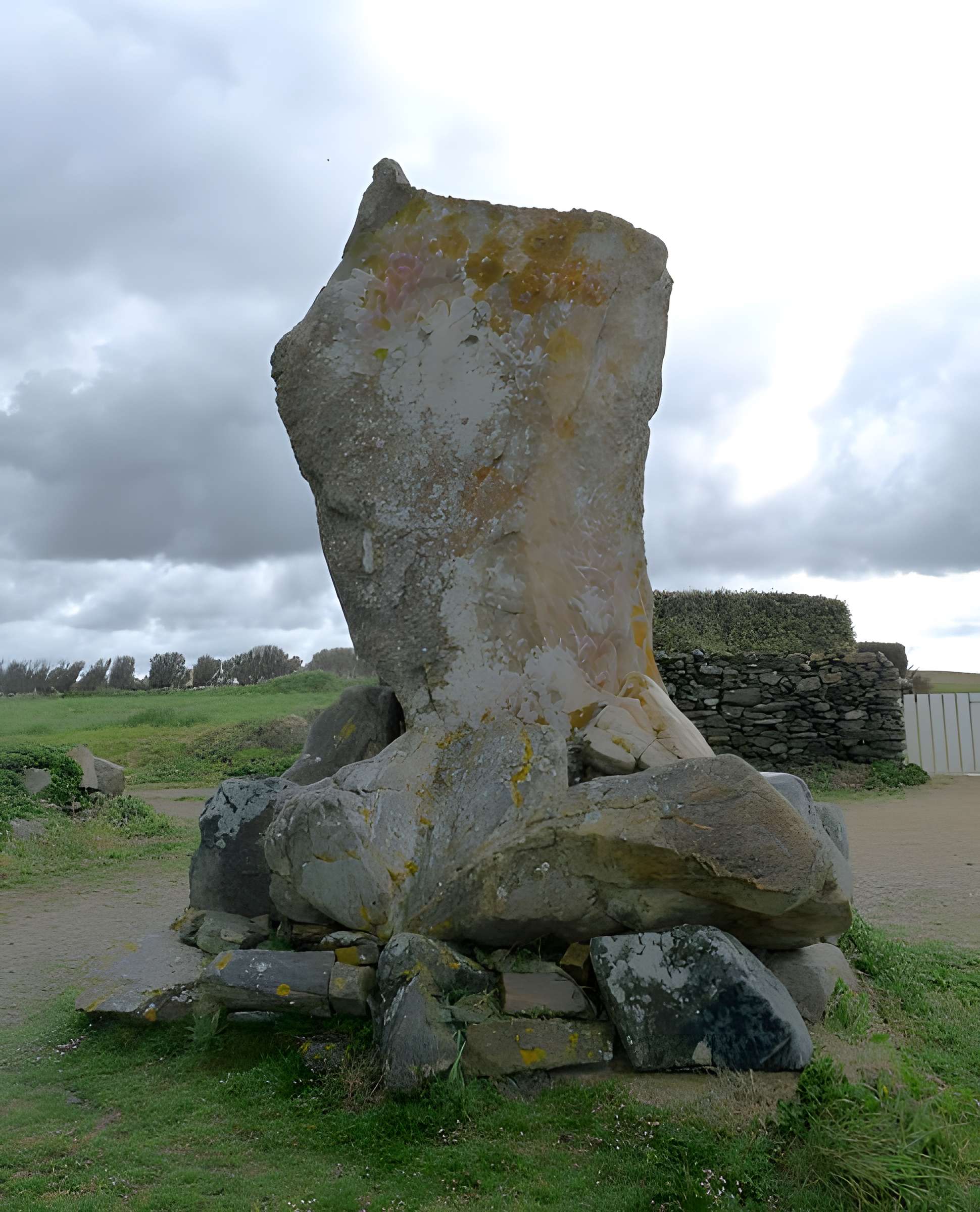 Menhir des Droits de l'Homme à Plozévet 