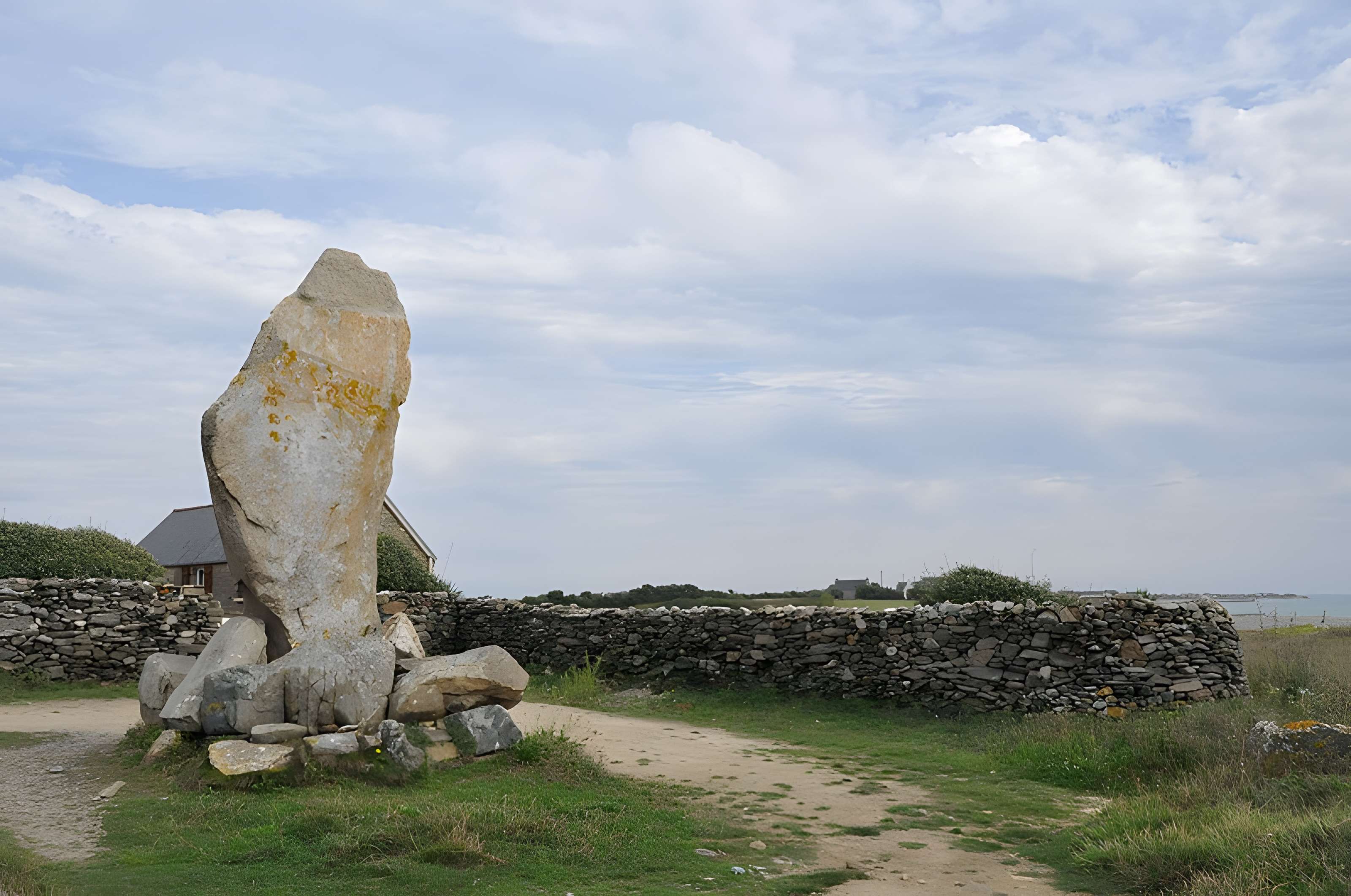 Menhir des Droits de l'Homme à Plozévet