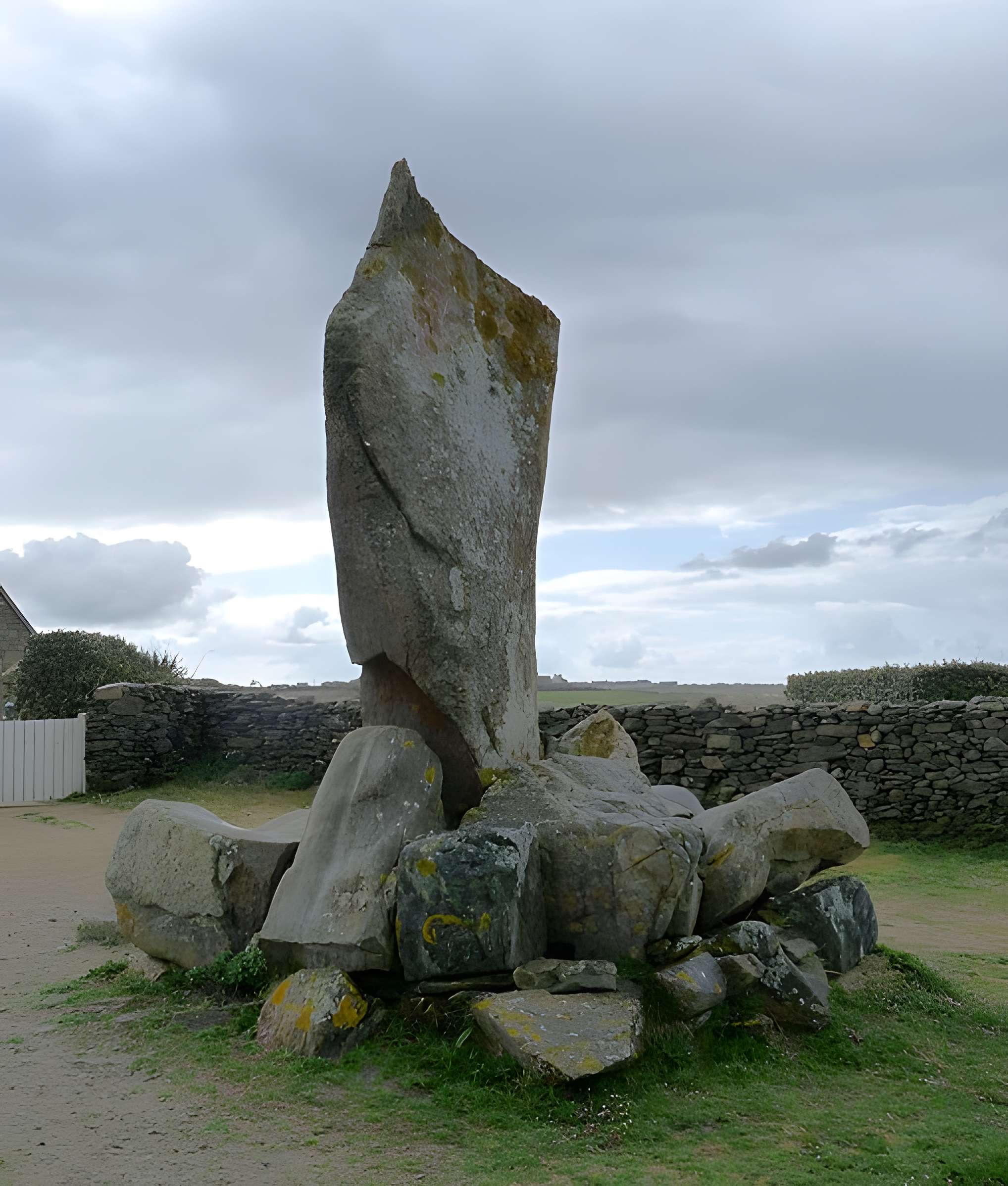 Menhir des Droits de l'Homme à Plozévet