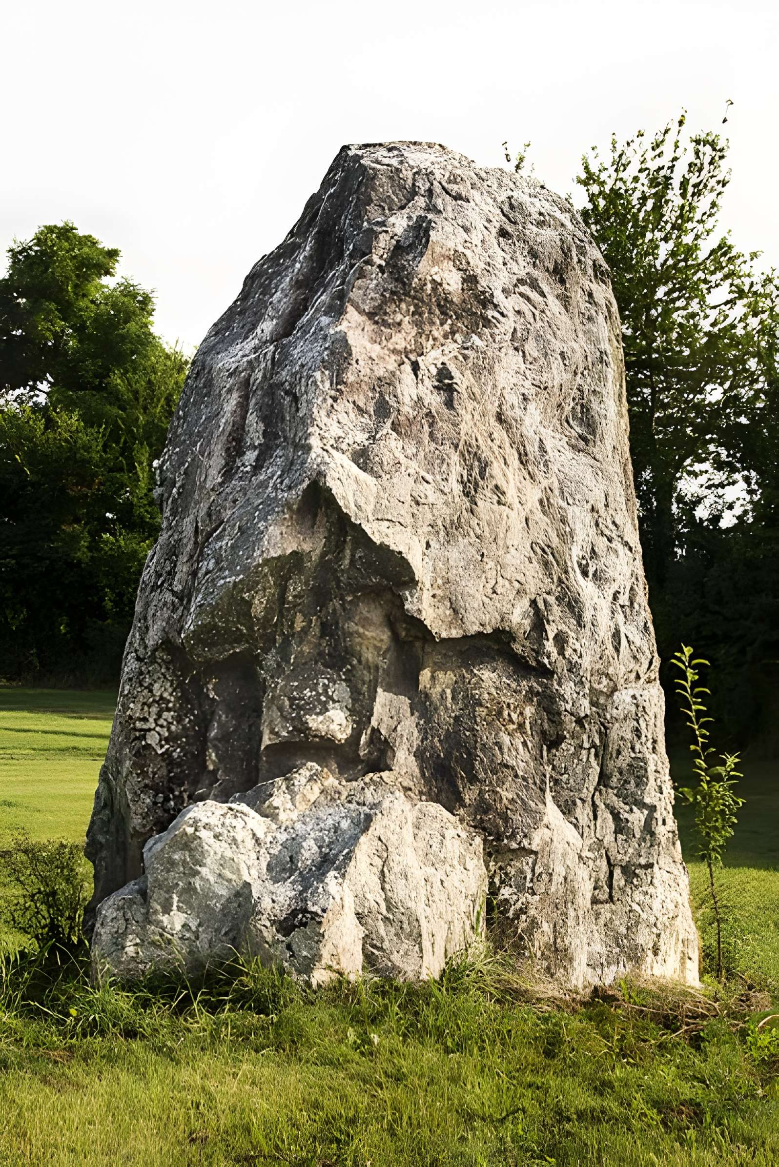 Menhir dit "Dent de Gargantua" de Saint-Suliac