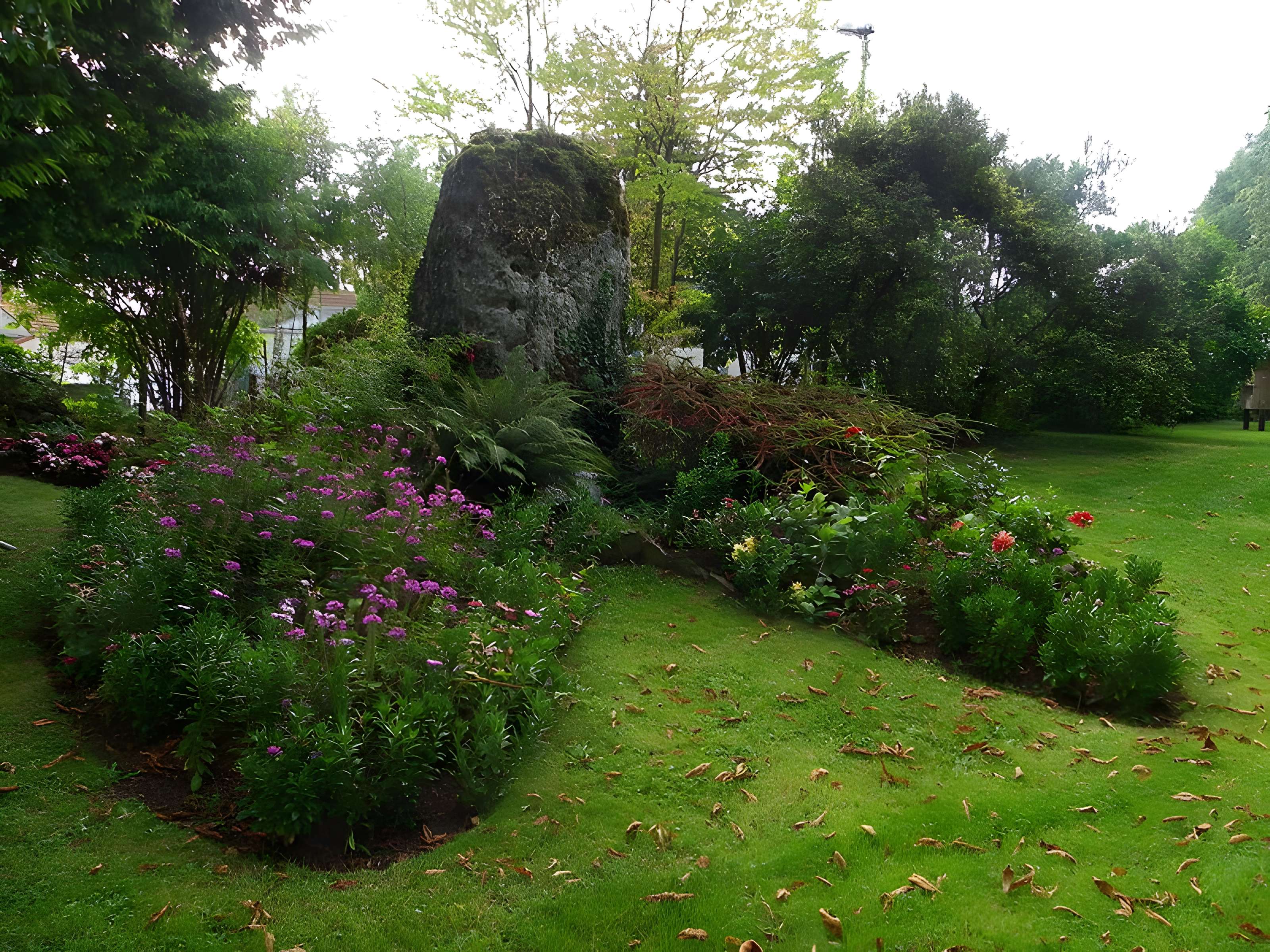 Menhir dit La Pierreffite de Villeneuve-le-Roi 