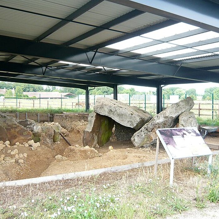 Photo de Menhir dit Le But de Gargantua et dolmen dit Le Berceau