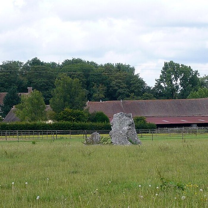 Photo de Menhir dit Le But de Gargantua et dolmen dit Le Berceau