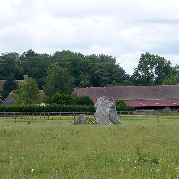 Menhir dit Le But de Gargantua et dolmen dit Le Berceau