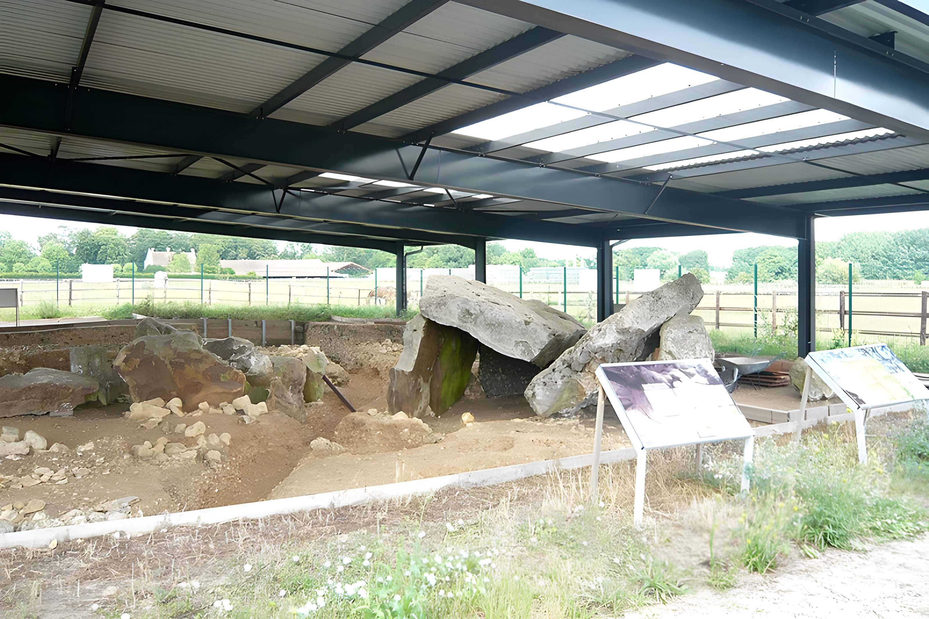 Menhir dit Le But de Gargantua et dolmen dit Le Berceau