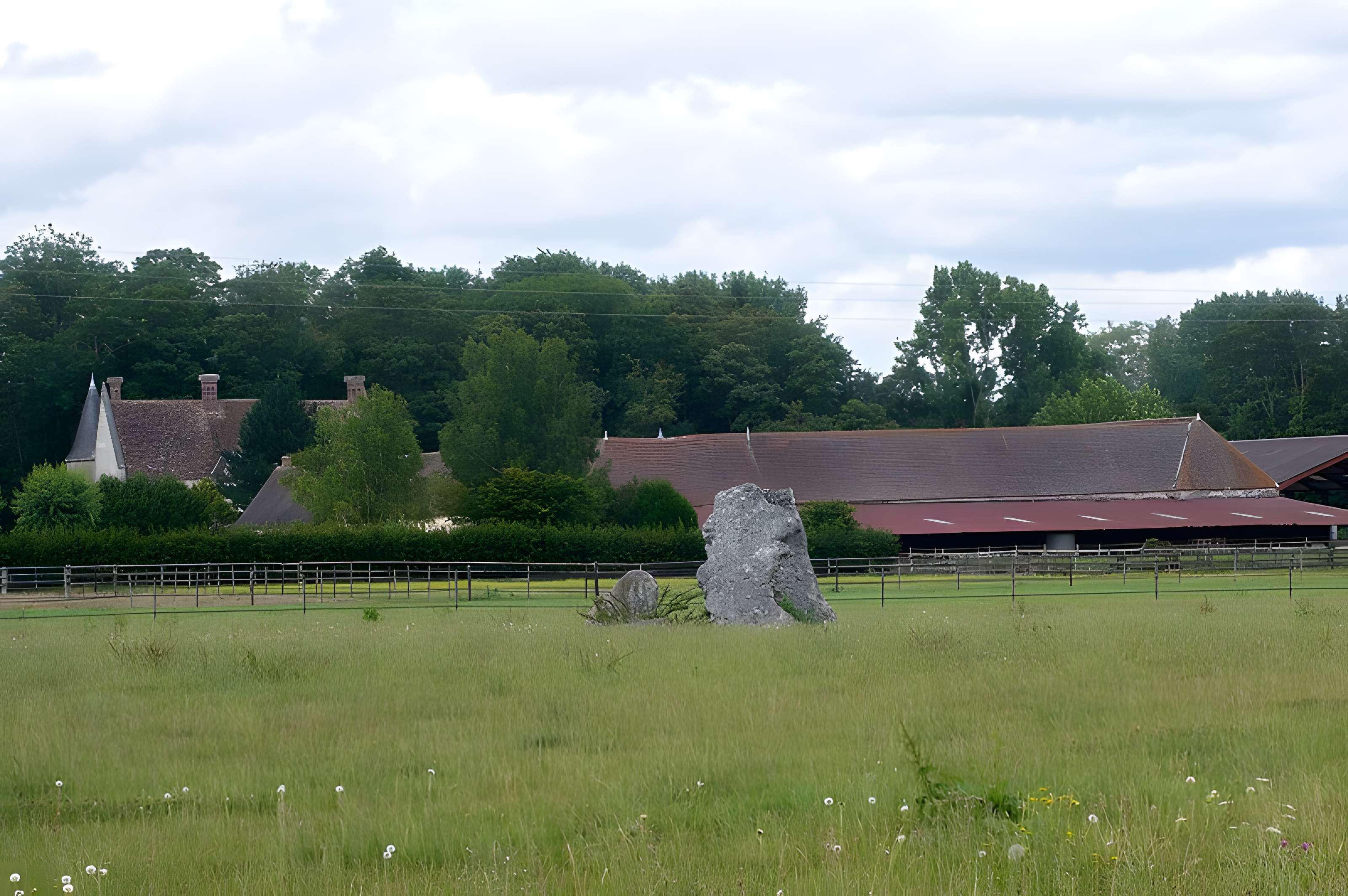 Menhir dit Le But de Gargantua et dolmen dit Le Berceau