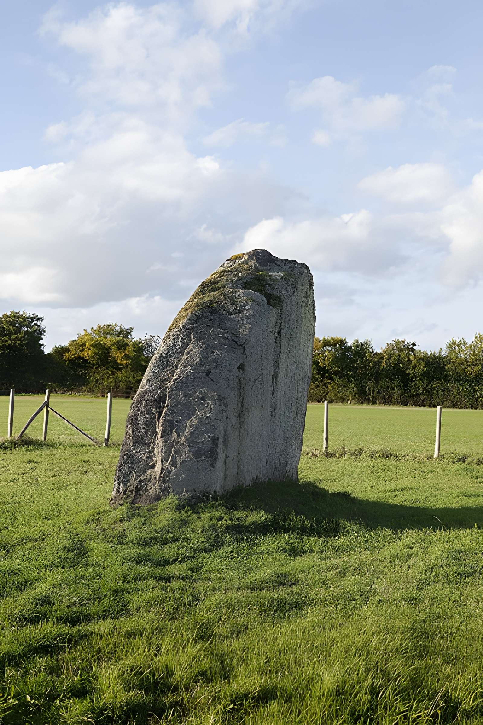 Menhir du Champ de la Pierre et menhir du Champ Horel