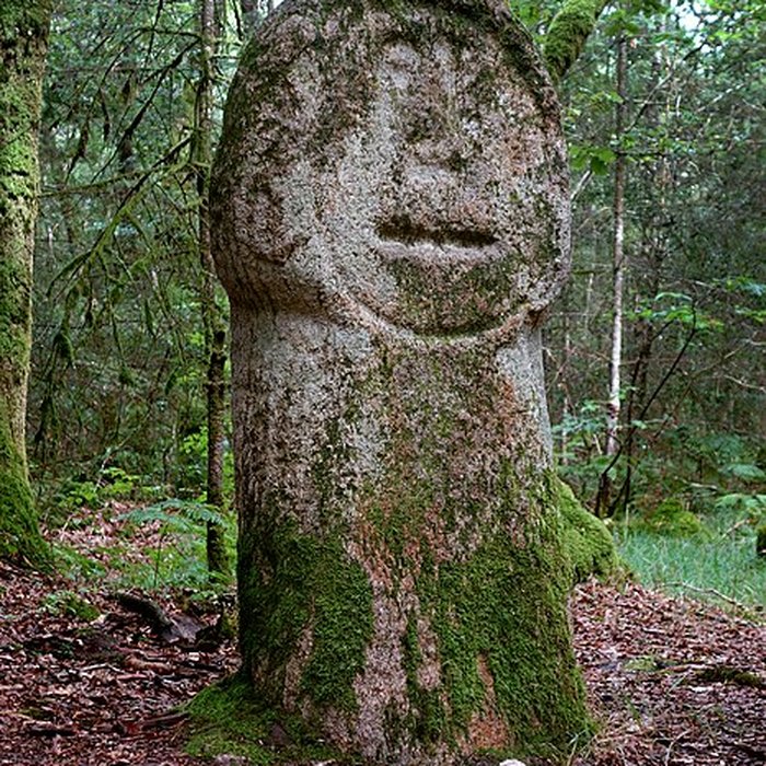 Photo de Deux menhirs taillés, dits Babouin et Babouine