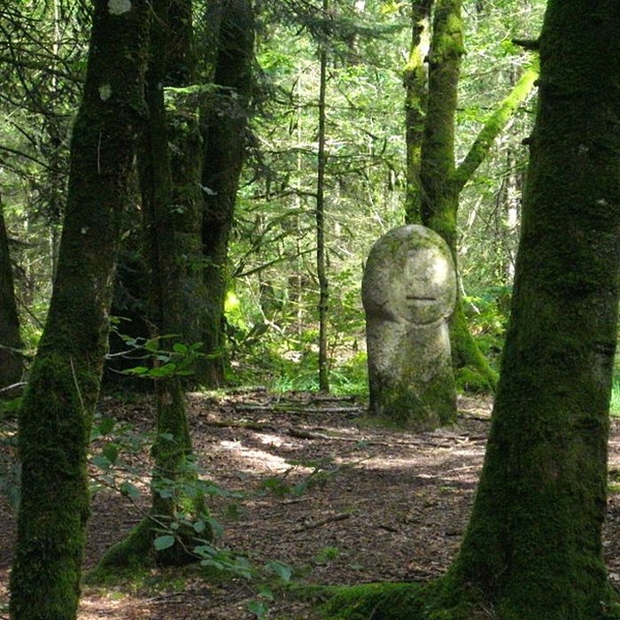 Photo de Deux menhirs taillés, dits Babouin et Babouine