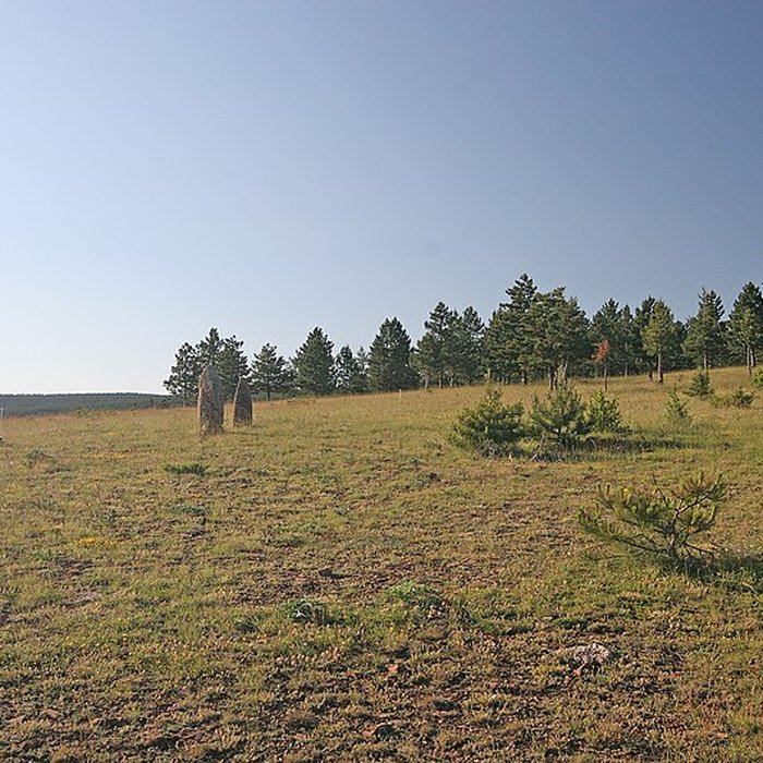 Photo de Trois menhirs, du deuxième groupe dit de la Fage, à 500 m du premier du même nom