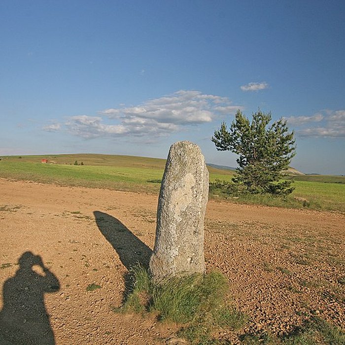 Photo de Trois menhirs, du deuxième groupe dit de la Fage, à 500 m du premier du même nom