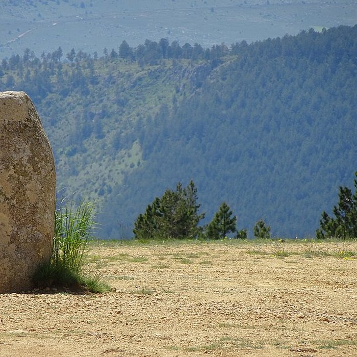 Photo de Trois menhirs, du deuxième groupe dit de la Fage, à 500 m du premier du même nom