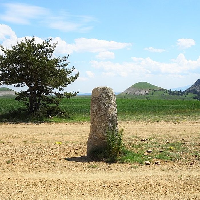 Photo de Trois menhirs, du deuxième groupe dit de la Fage, à 500 m du premier du même nom