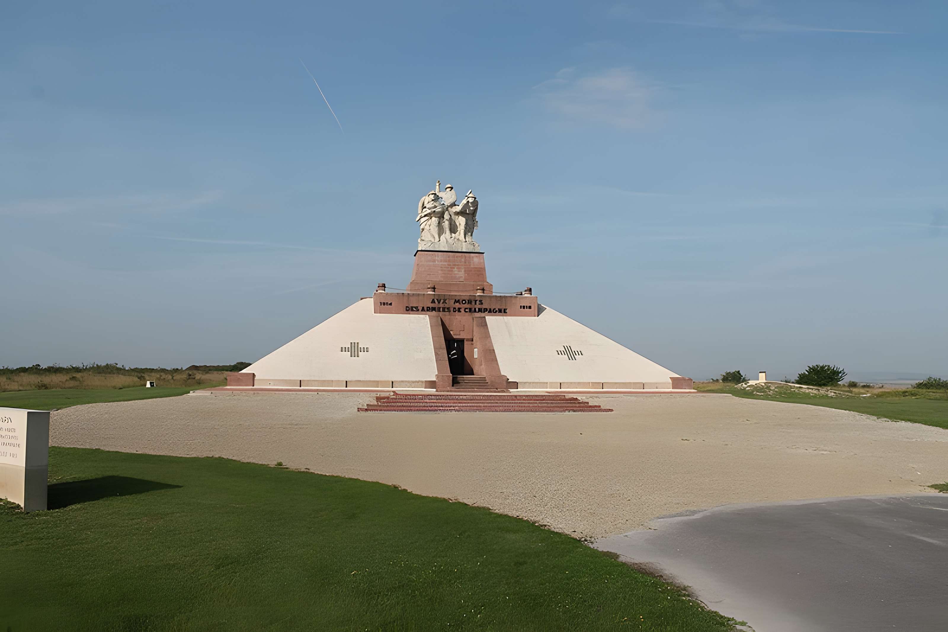 Monument « Aux Morts des Armées de Champagne » à Sainte-Marie-à-Py