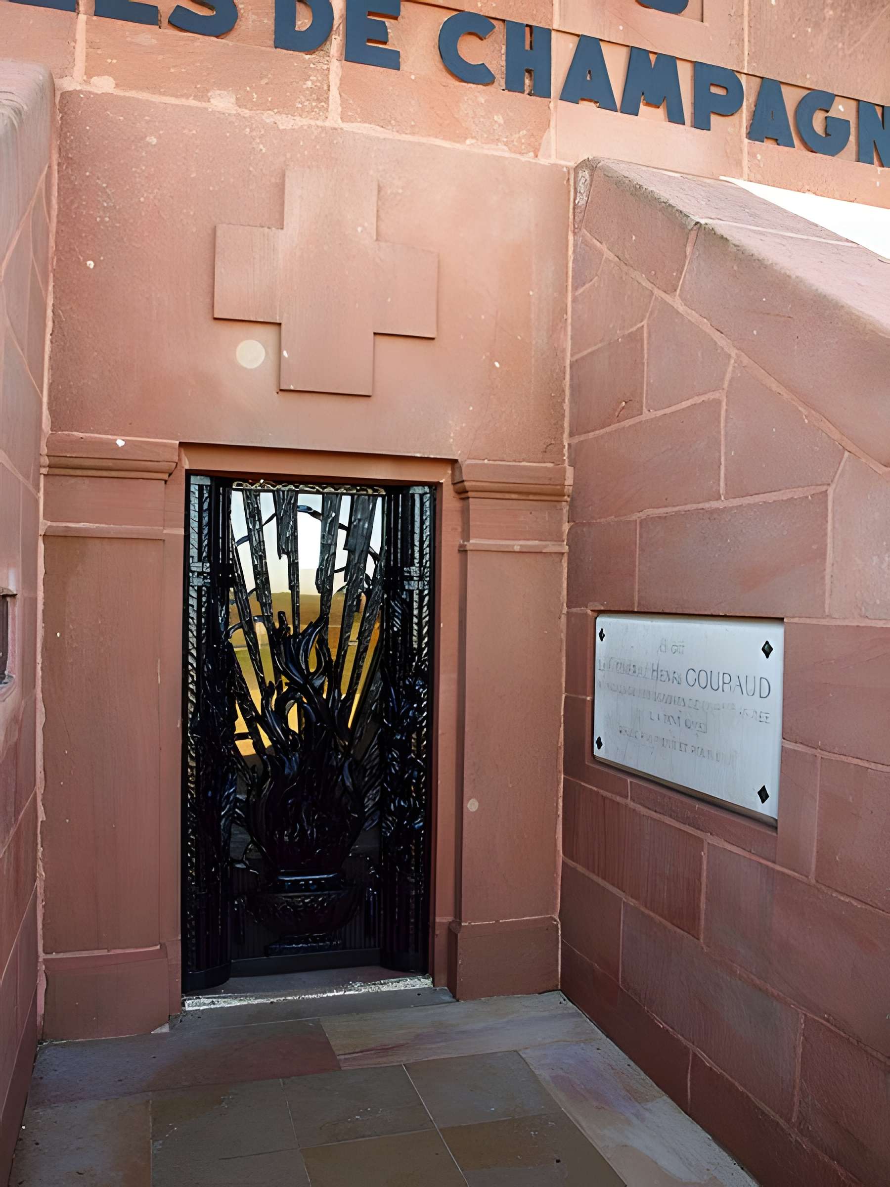 Monument « Aux Morts des Armées de Champagne » à Sainte-Marie-à-Py