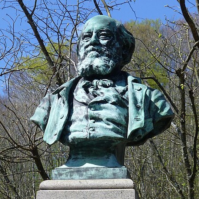 Photo de Monument au peintre Louis Français de Plombières-les-Bains