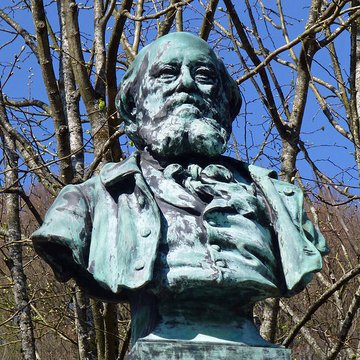 Monument au peintre Louis Français de Plombières-les-Bains