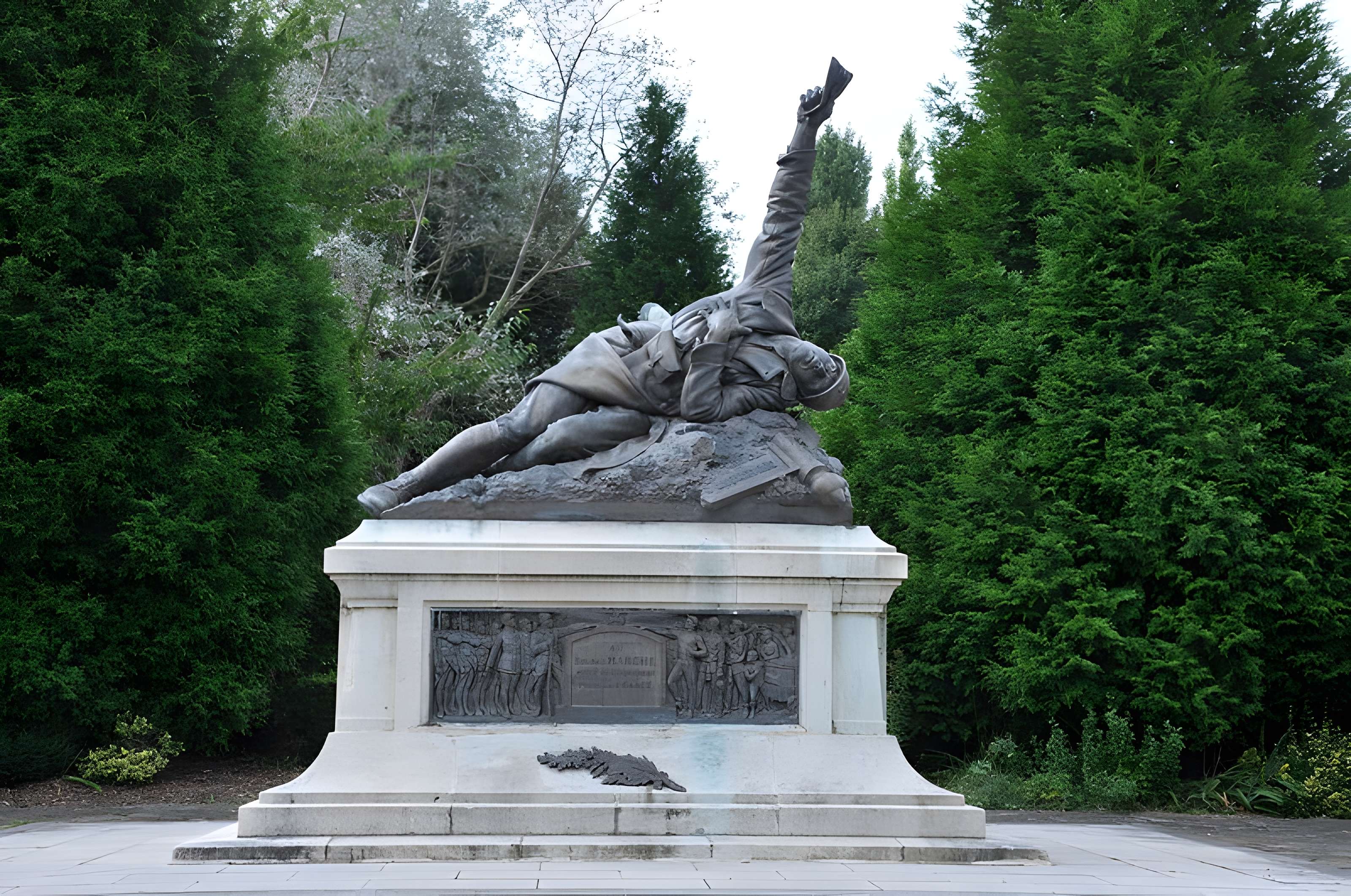 Monument au soldat Marche à Bully-les-Mines 