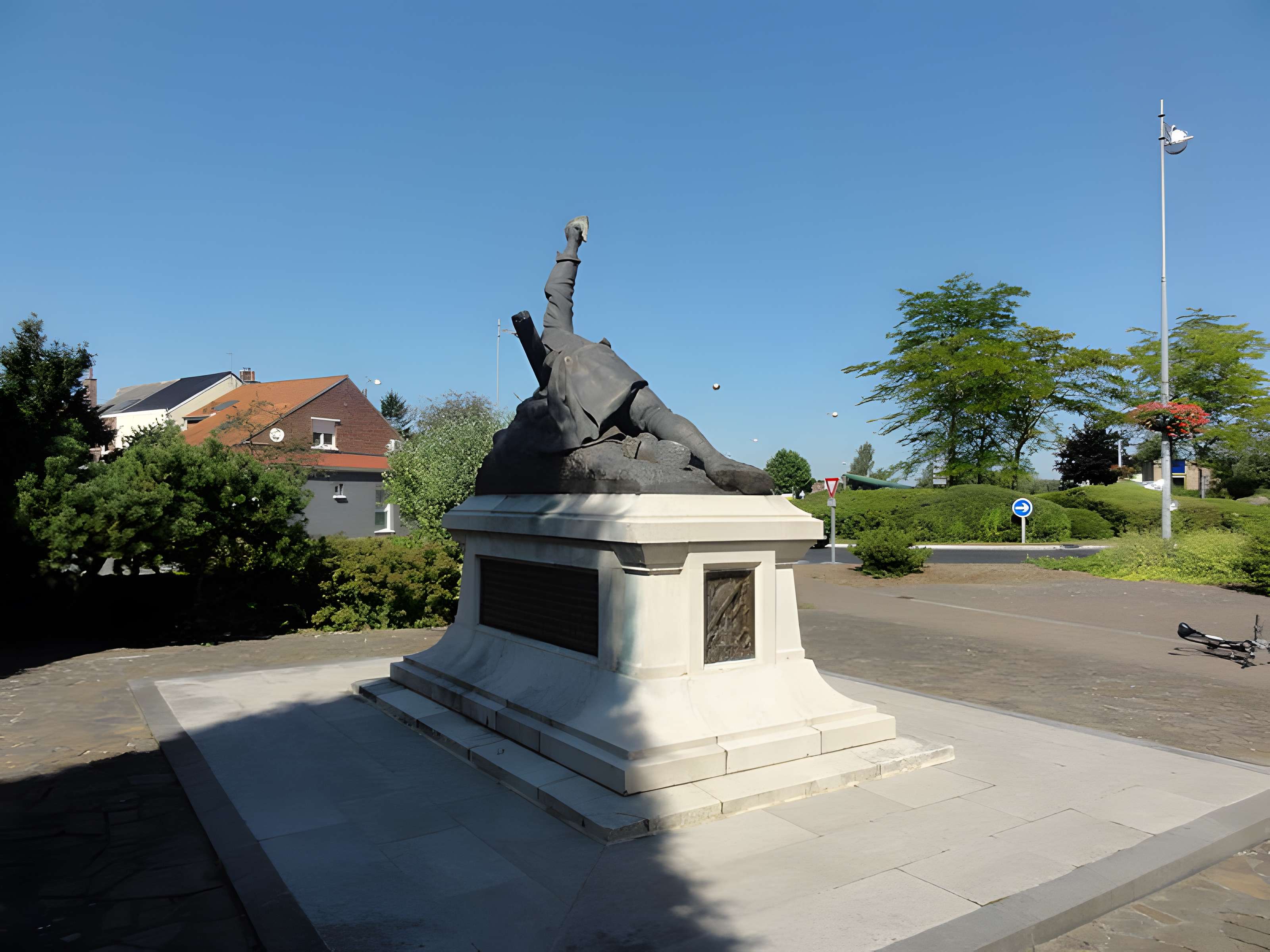 Monument au soldat Marche à Bully-les-Mines
