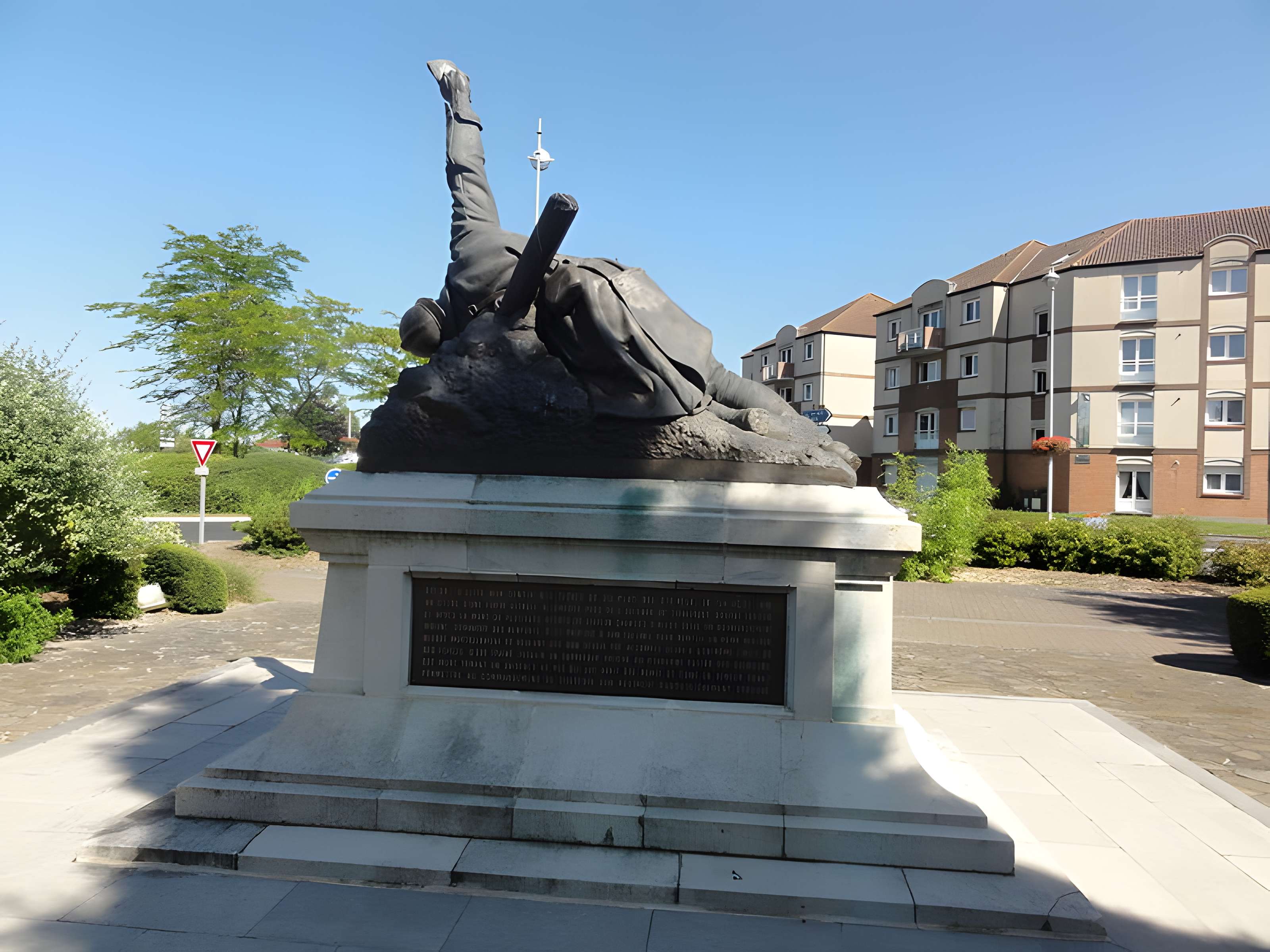 Monument au soldat Marche à Bully-les-Mines