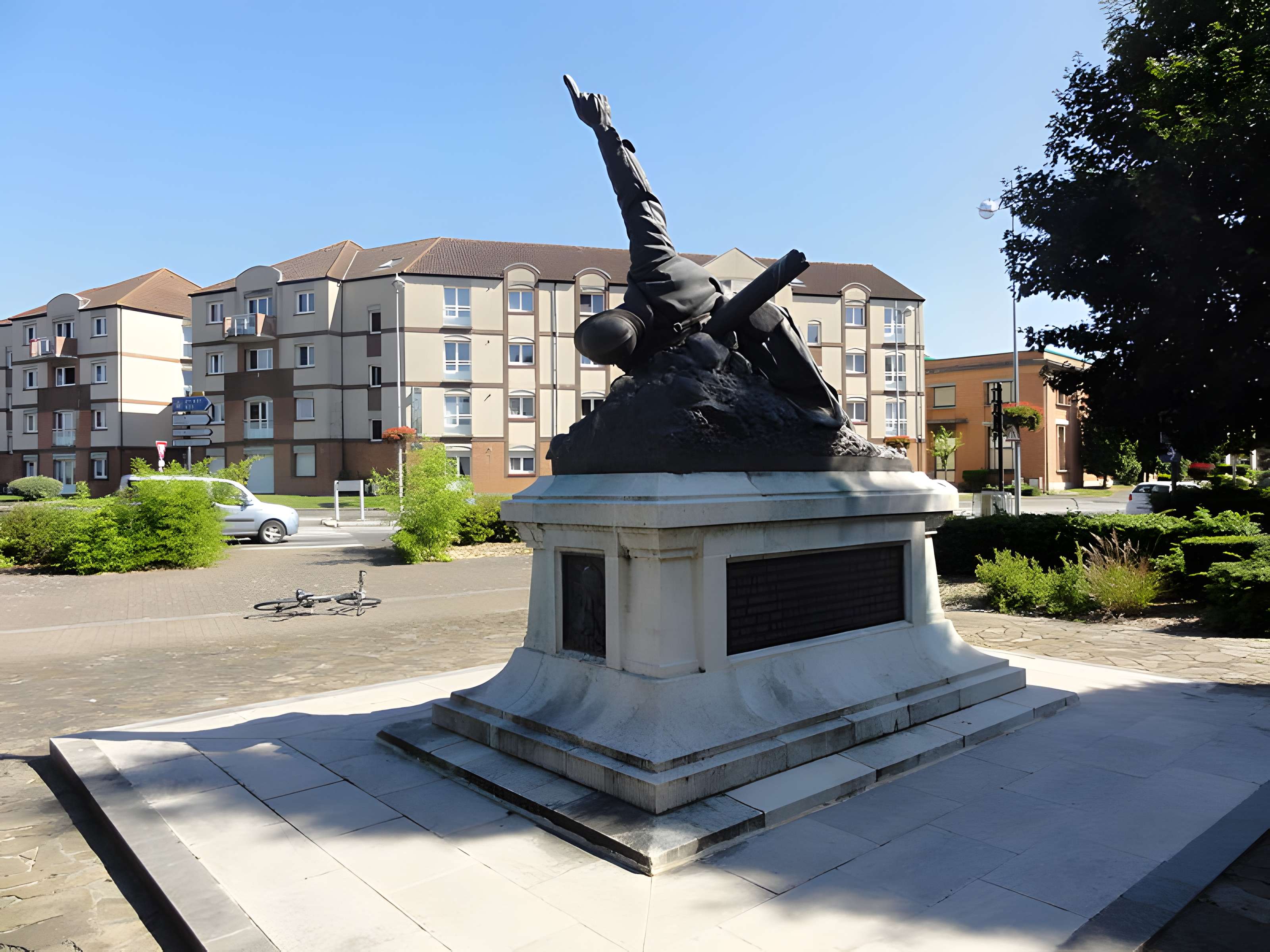 Monument au soldat Marche à Bully-les-Mines