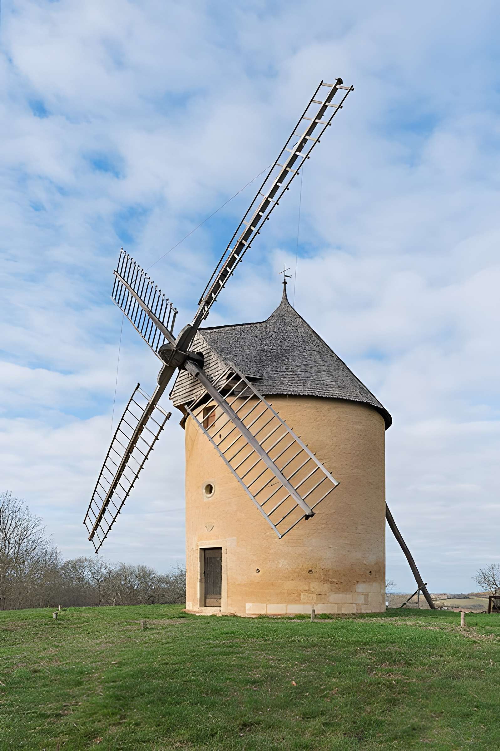Moulin à vent de Gensac à Montpézat