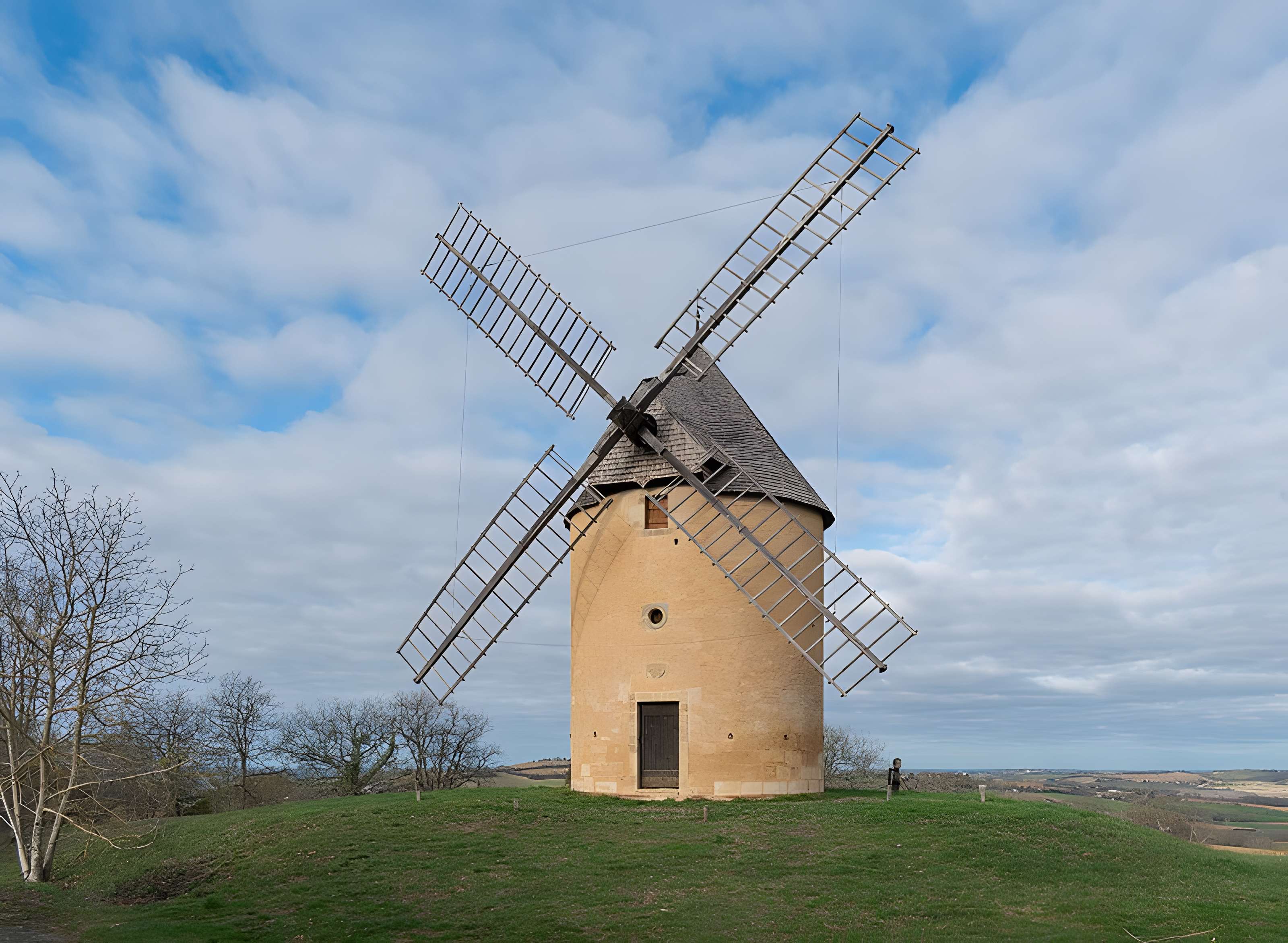 Moulin à vent de Gensac à Montpézat