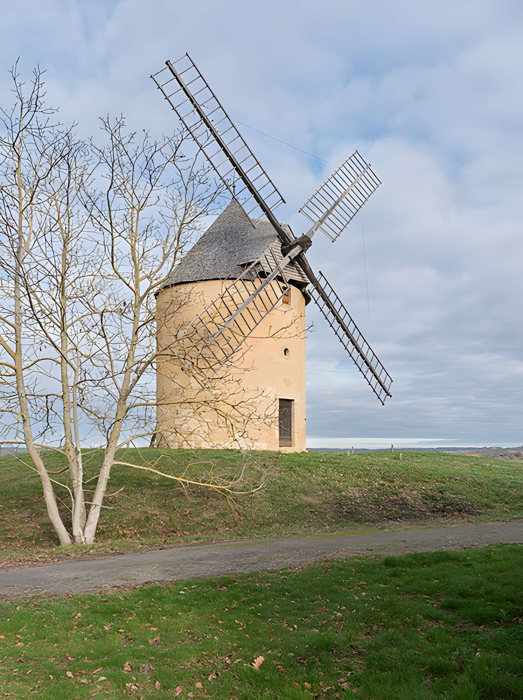 Moulin à vent de Gensac à Montpézat