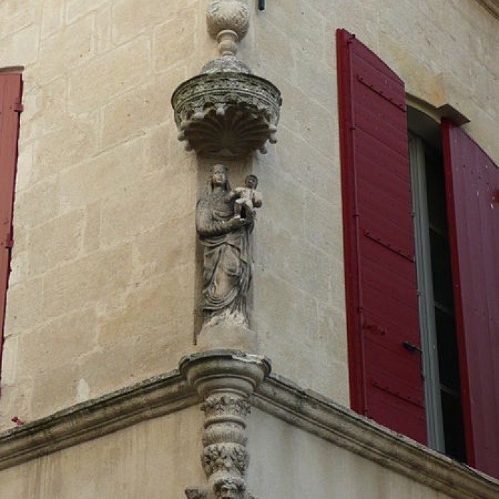 Photo de Niche avec statue à Beaucaire Rue Barbès