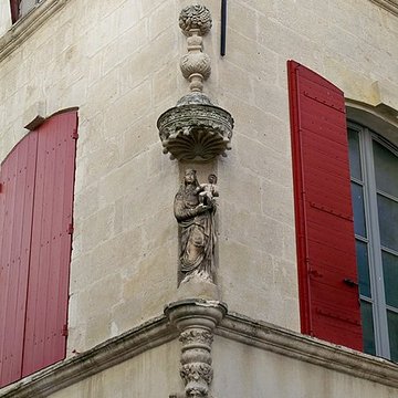 Niche avec statue à Beaucaire Rue Barbès