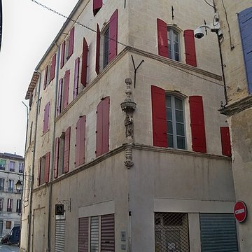 Niche avec statue à Beaucaire Rue Barbès