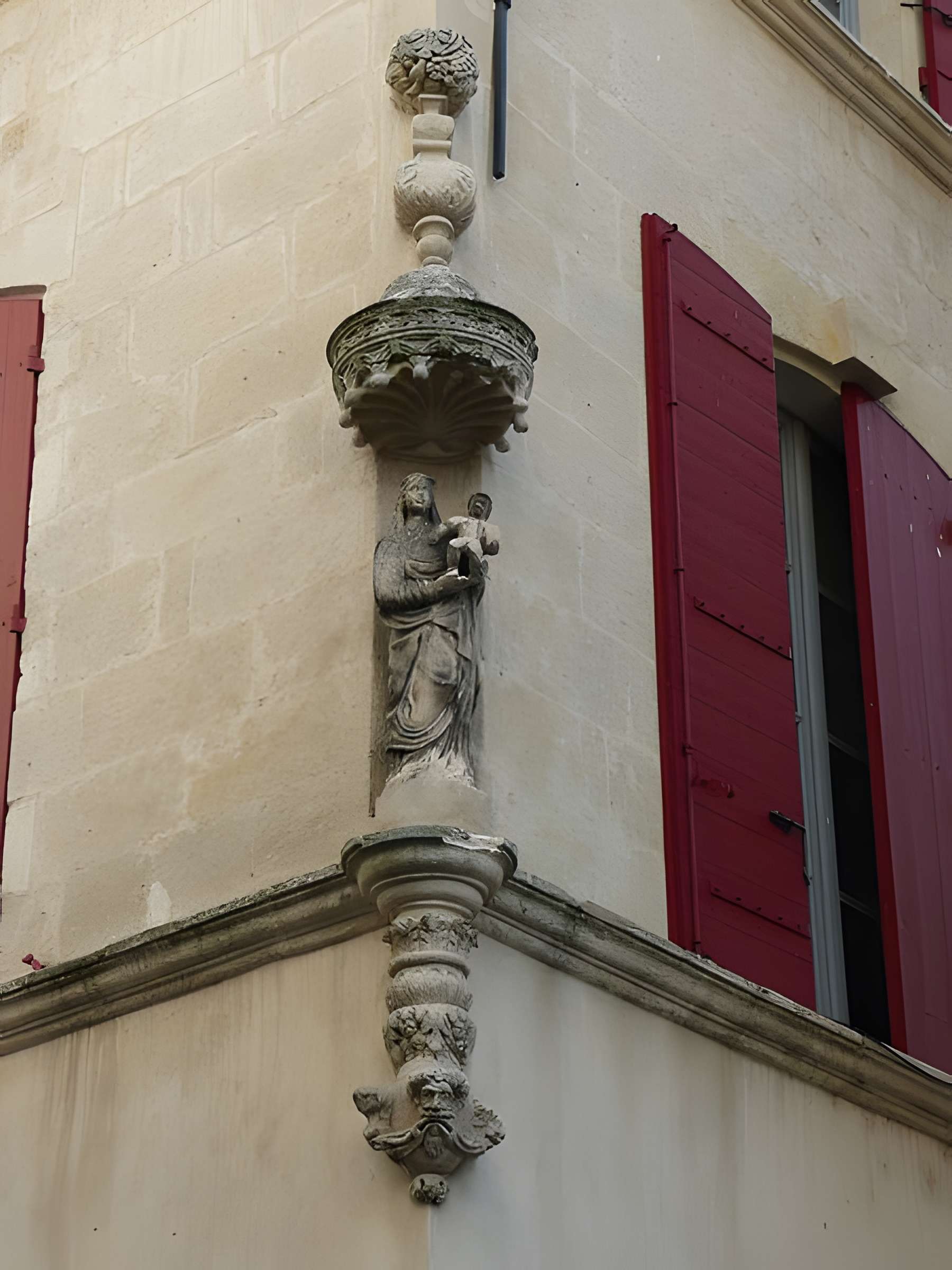 Niche avec statue à Beaucaire Rue Barbès 