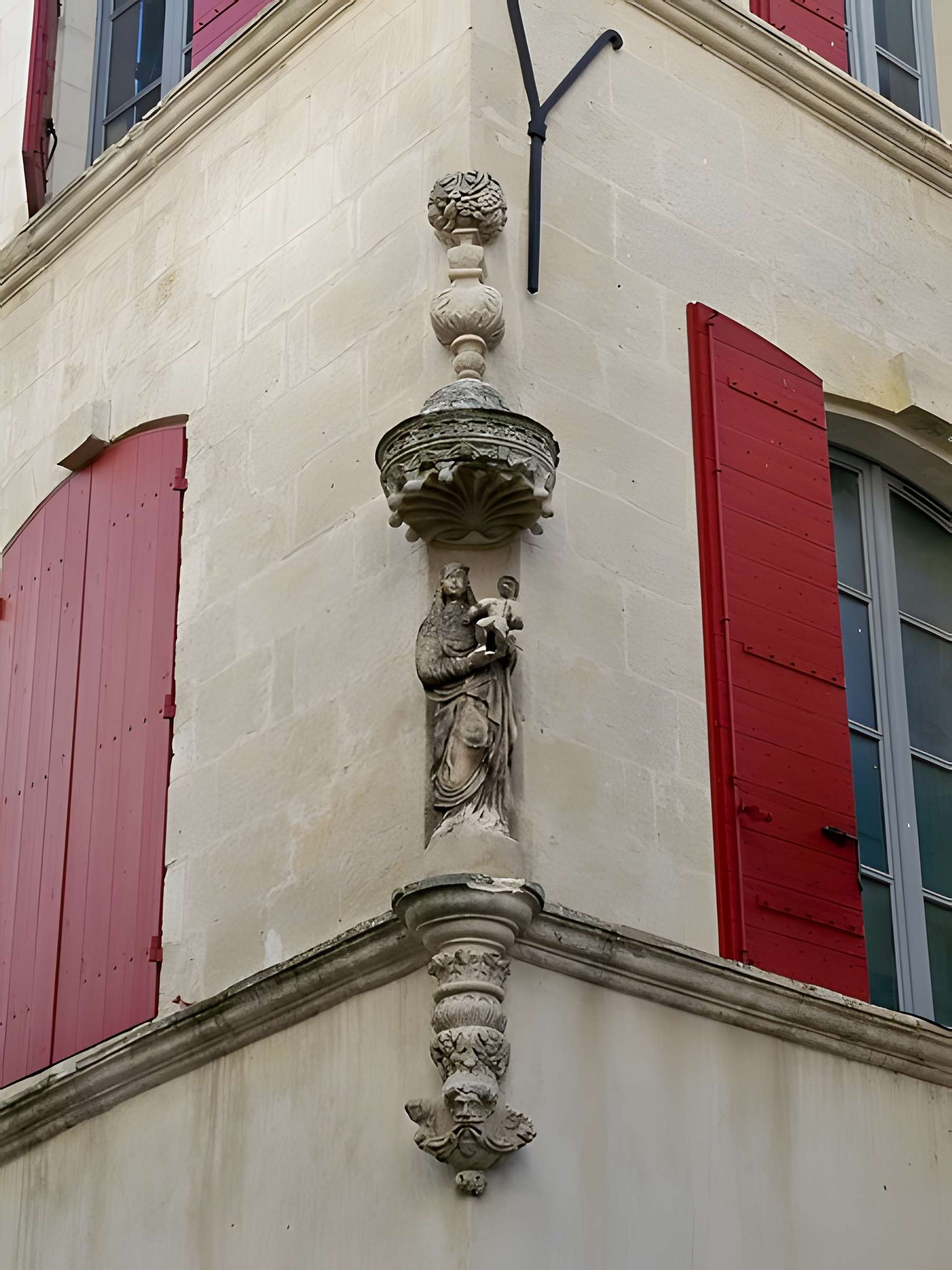 Niche avec statue à Beaucaire Rue Barbès