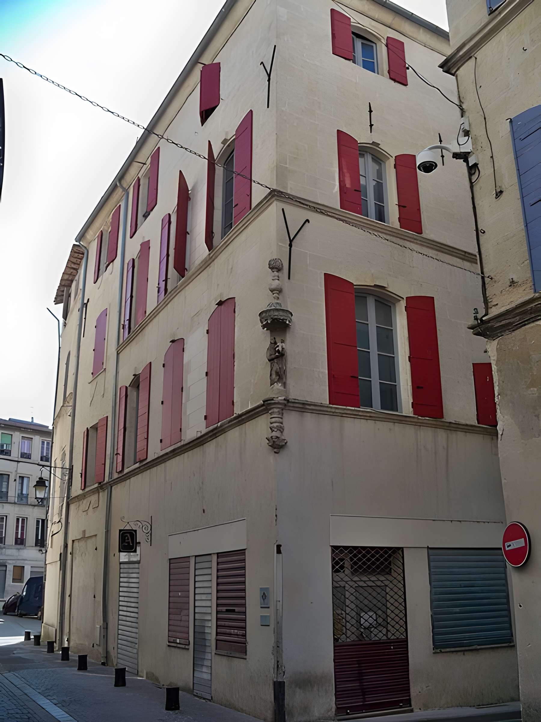 Niche avec statue à Beaucaire Rue Barbès