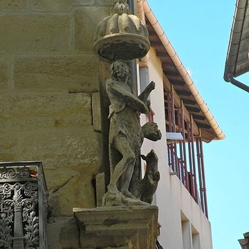 Niche avec statue à Beaucaire Rue des Trois-Pigeons