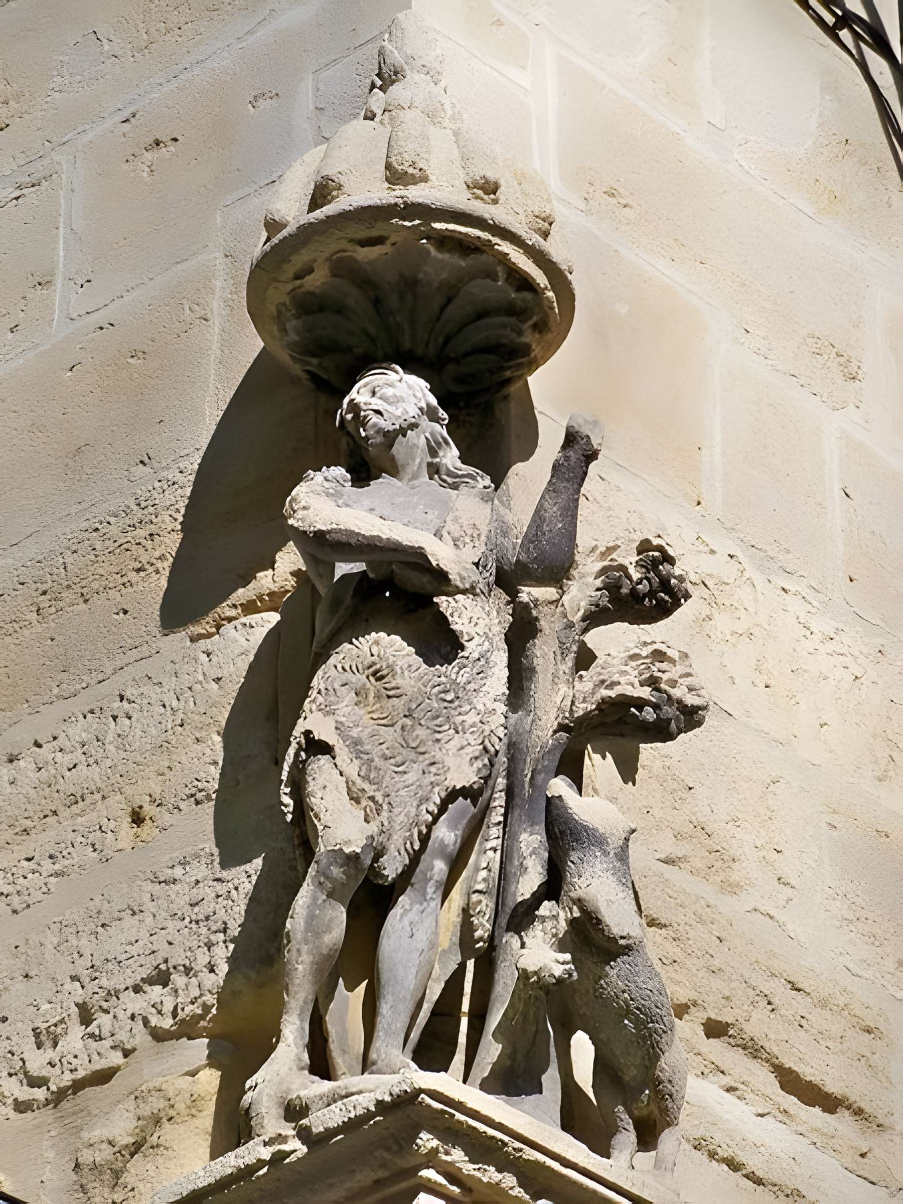 Niche avec statue à Beaucaire Rue des Trois-Pigeons 