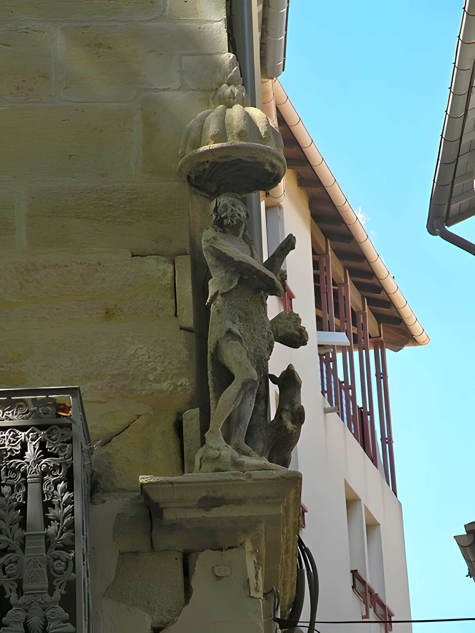 Niche avec statue à Beaucaire Rue des Trois-Pigeons