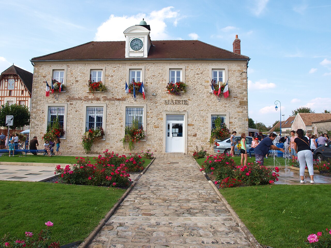 Colonne érigée en souvenir de la première rencontre de Louis XV et Marie Leczinska le 4 septembre 1725