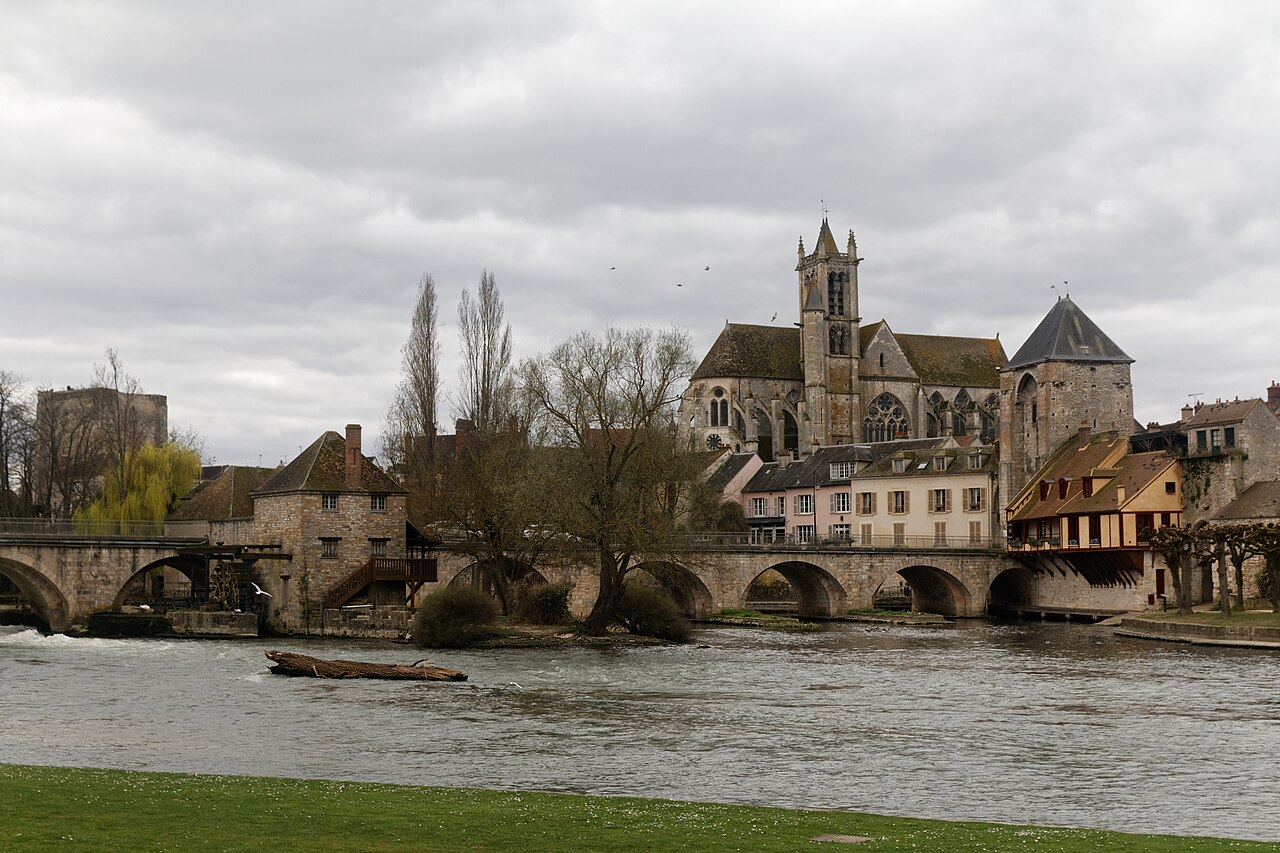 Colonne érigée en souvenir de la première rencontre de Louis XV et Marie Leczinska le 4 septembre 1725