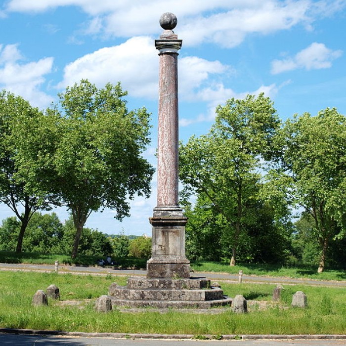 Photo de Colonne érigée en souvenir de la première rencontre de Louis XV et Marie Leczinska le 4 septembre 1725
