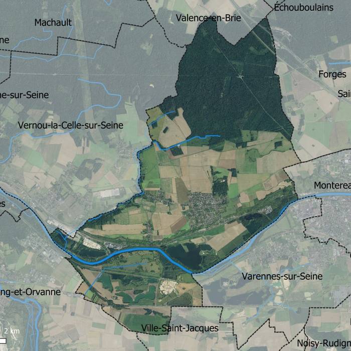 Photo de Colonne érigée en souvenir de la première rencontre de Louis XV et Marie Leczinska le 4 septembre 1725