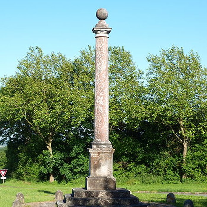 Photo de Colonne érigée en souvenir de la première rencontre de Louis XV et Marie Leczinska le 4 septembre 1725
