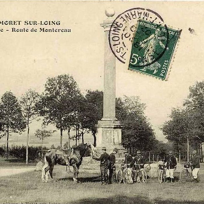 Photo de Colonne érigée en souvenir de la première rencontre de Louis XV et Marie Leczinska le 4 septembre 1725