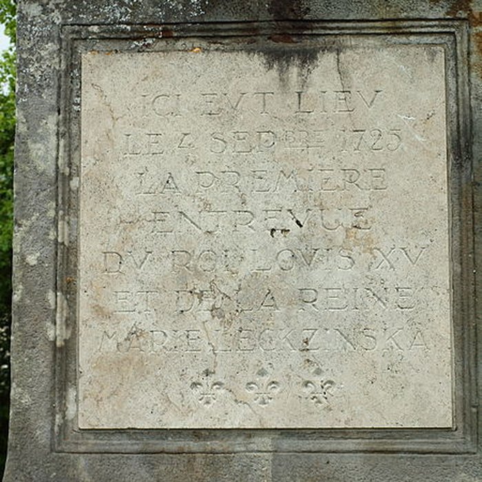 Photo de Colonne érigée en souvenir de la première rencontre de Louis XV et Marie Leczinska le 4 septembre 1725