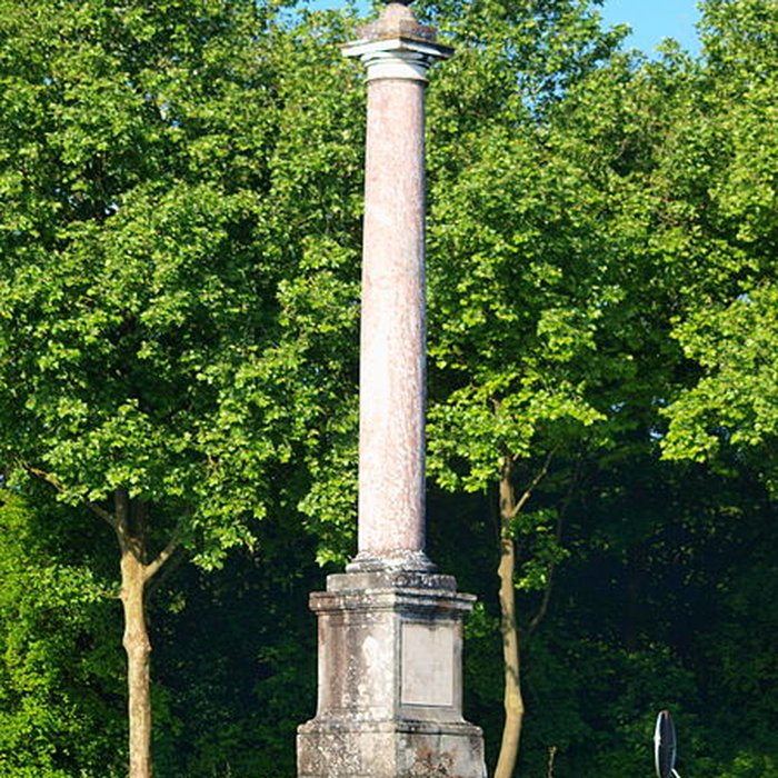 Photo de Colonne érigée en souvenir de la première rencontre de Louis XV et Marie Leczinska le 4 septembre 1725
