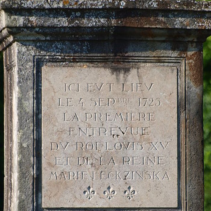 Photo de Colonne érigée en souvenir de la première rencontre de Louis XV et Marie Leczinska le 4 septembre 1725