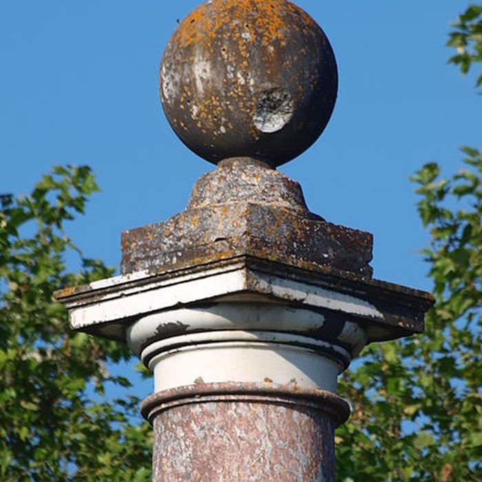 Photo de Colonne érigée en souvenir de la première rencontre de Louis XV et Marie Leczinska le 4 septembre 1725