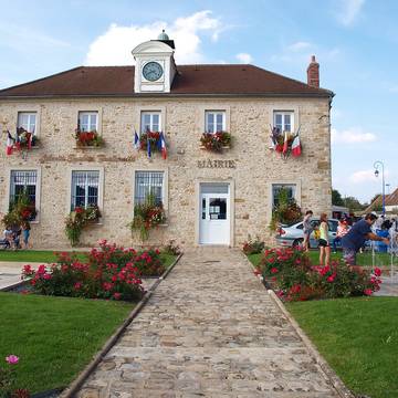 Colonne érigée en souvenir de la première rencontre de Louis XV et Marie Leczinska le 4 septembre 1725